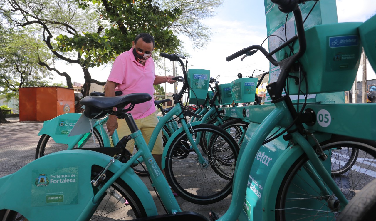 homem pegando uma bicicleta na estação do Bicicletar